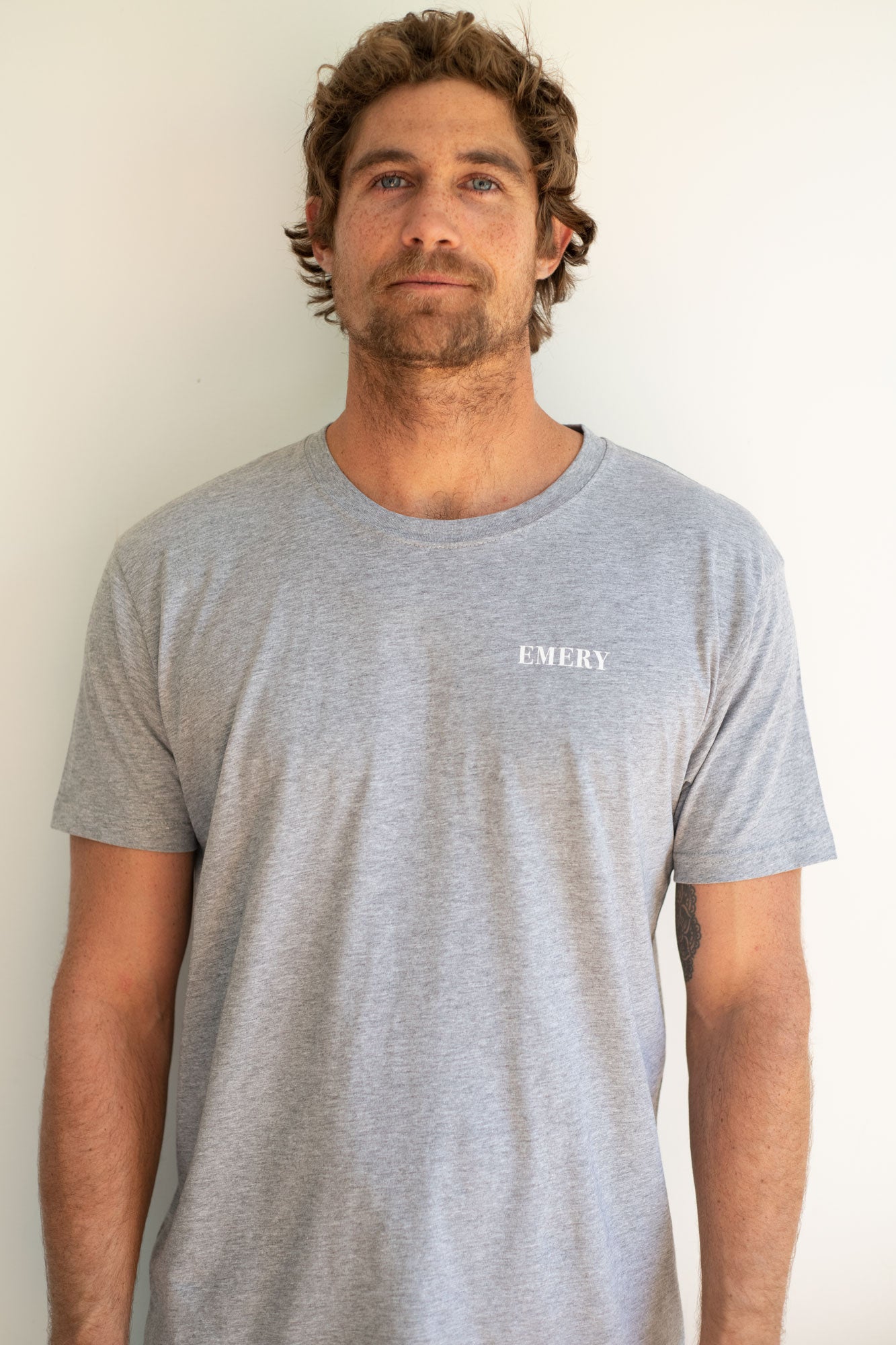 SERIF TEE / GREY MARLE