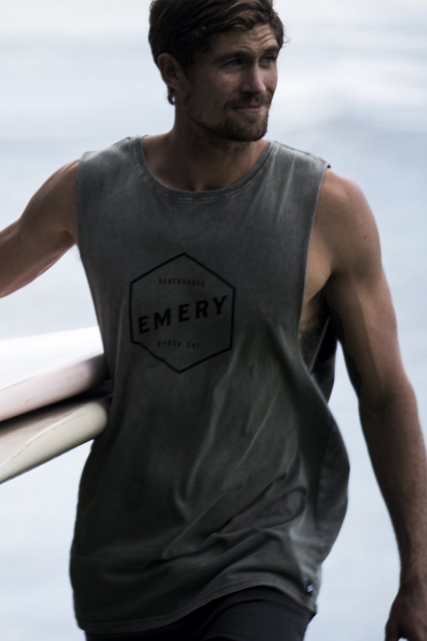 HEX BAND CUT TEE / MOSS STONE (BACK IN STOCK)