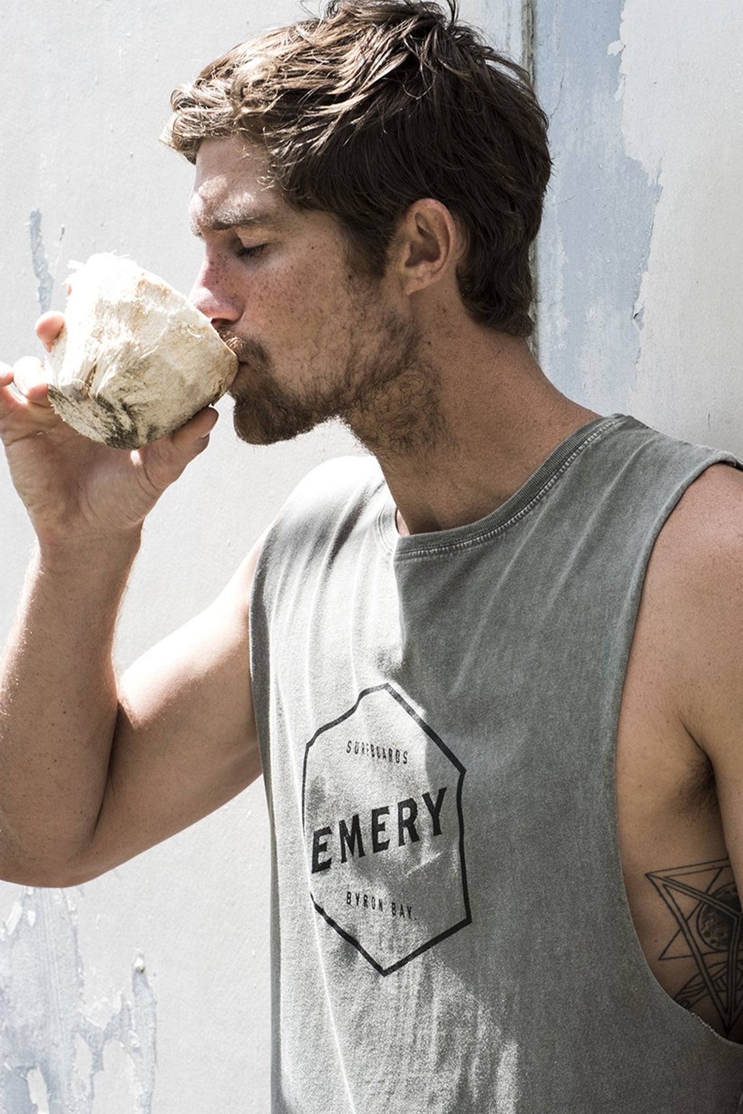 HEX BAND CUT TEE / MOSS STONE (BACK IN STOCK)