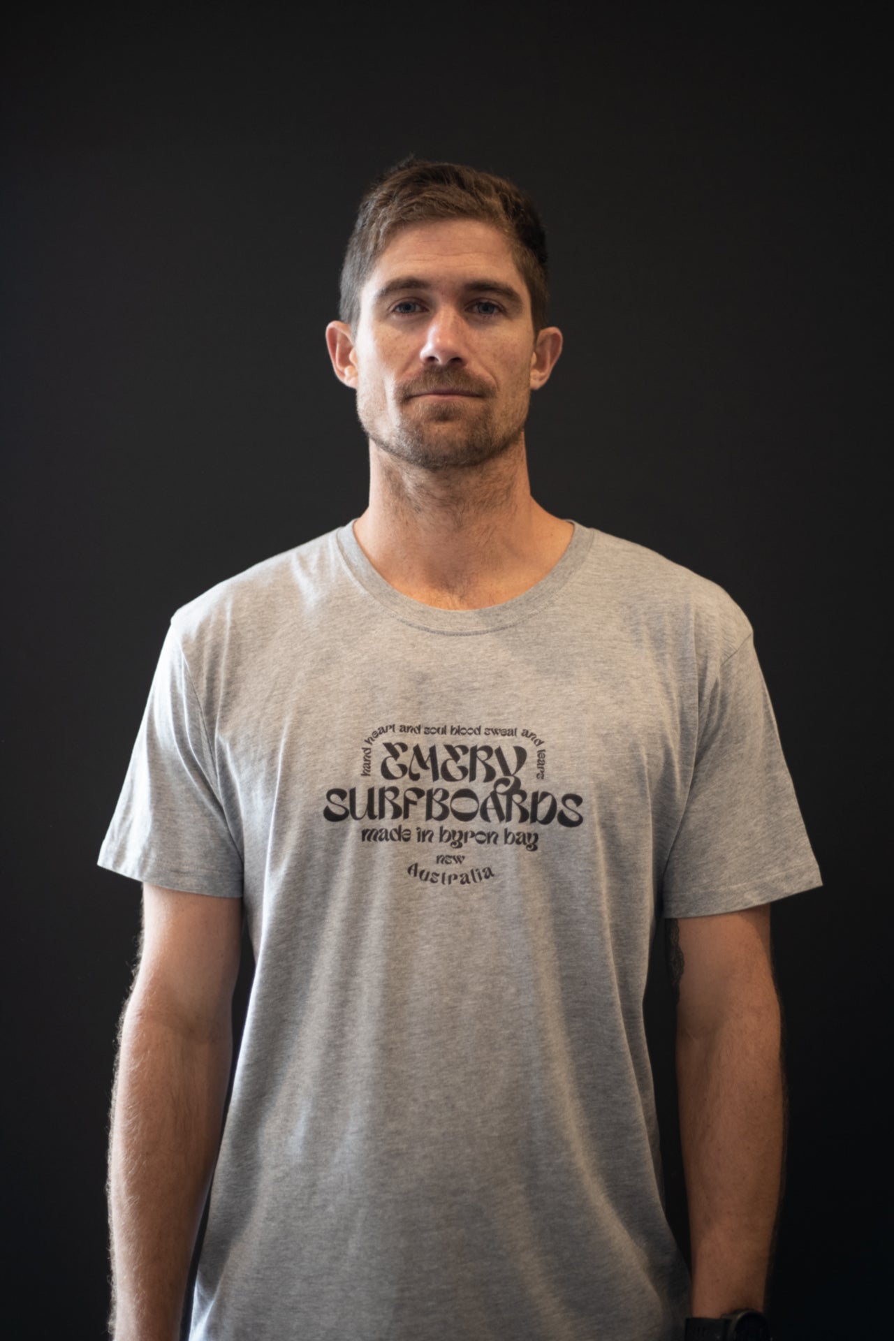 TEXT TEE / GREY MARLE