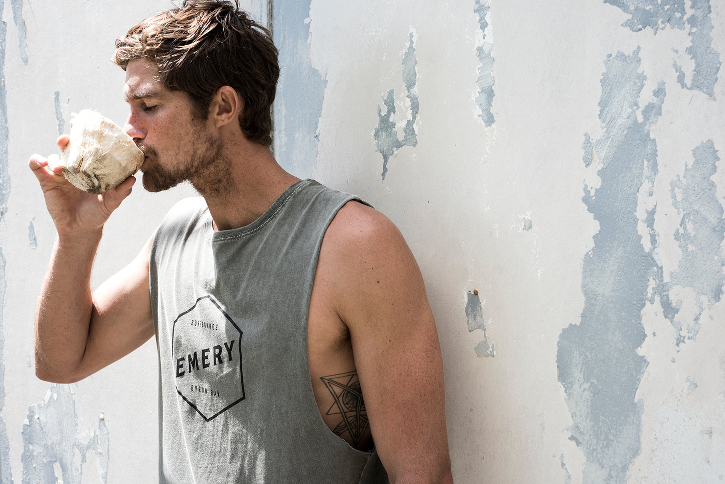 HEX BAND CUT TEE / MOSS STONE (BACK IN STOCK)