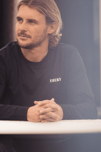 SERIF LONG SLEEVE TEE / BLACK