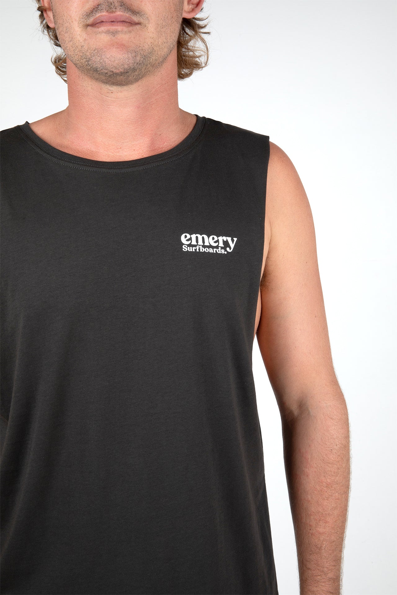 NEW PALM BAND CUT TEE / COAL